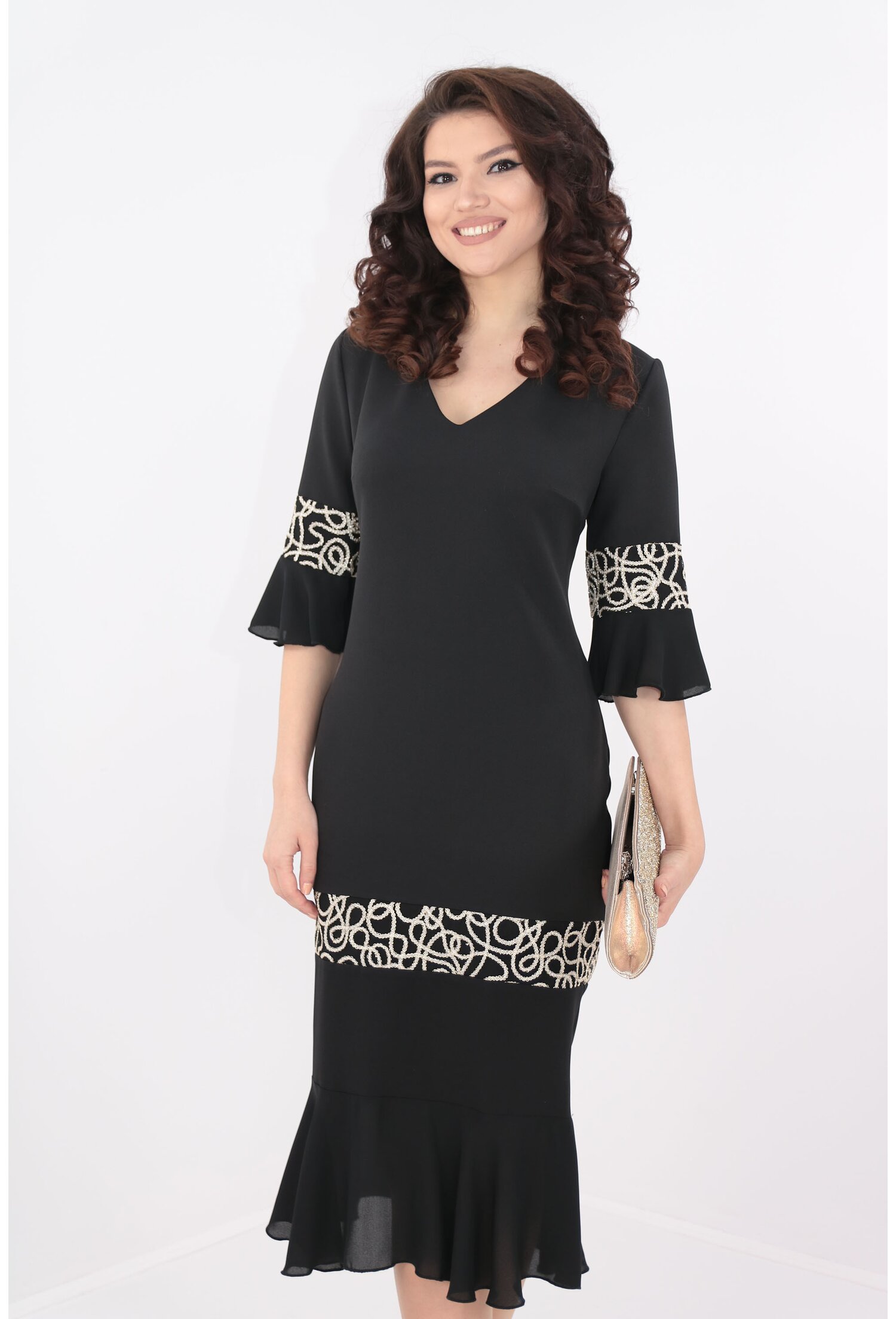 Rochie eleganta neagra cu broderie aurie si volane