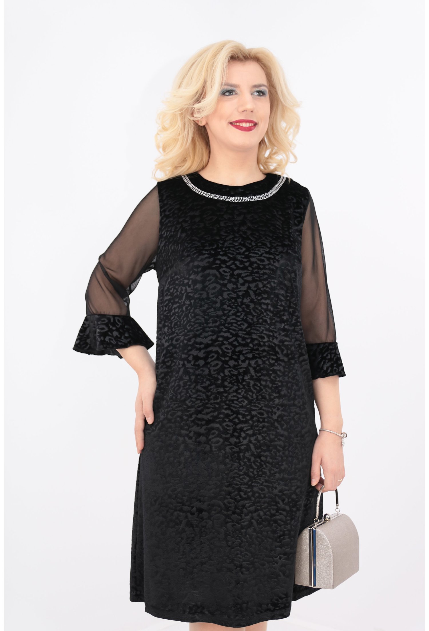 Rochie evazata din catifea neagra cu lantisor argintiu