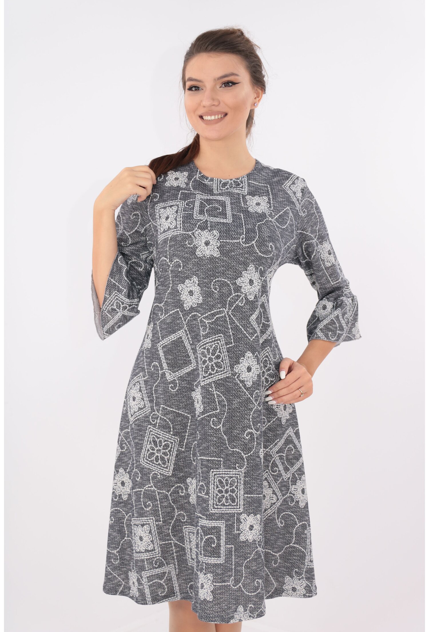 Rochie evazata gri cu desen geometric si flori albe