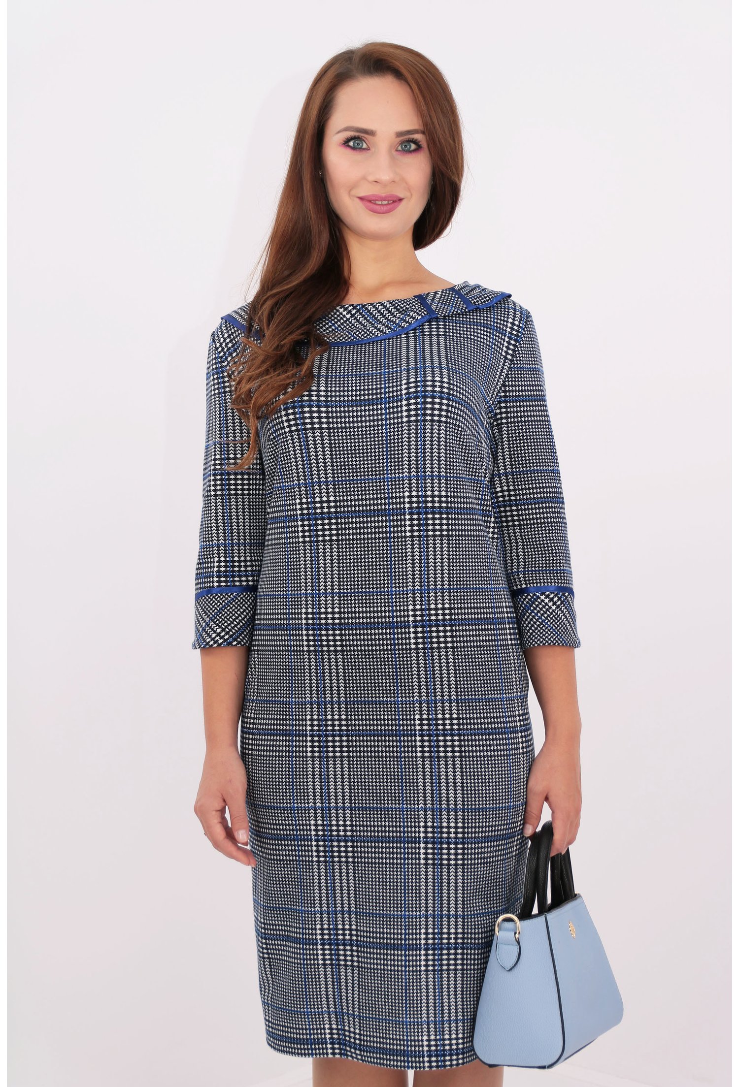 Rochie in carouri cu garnitura albastra