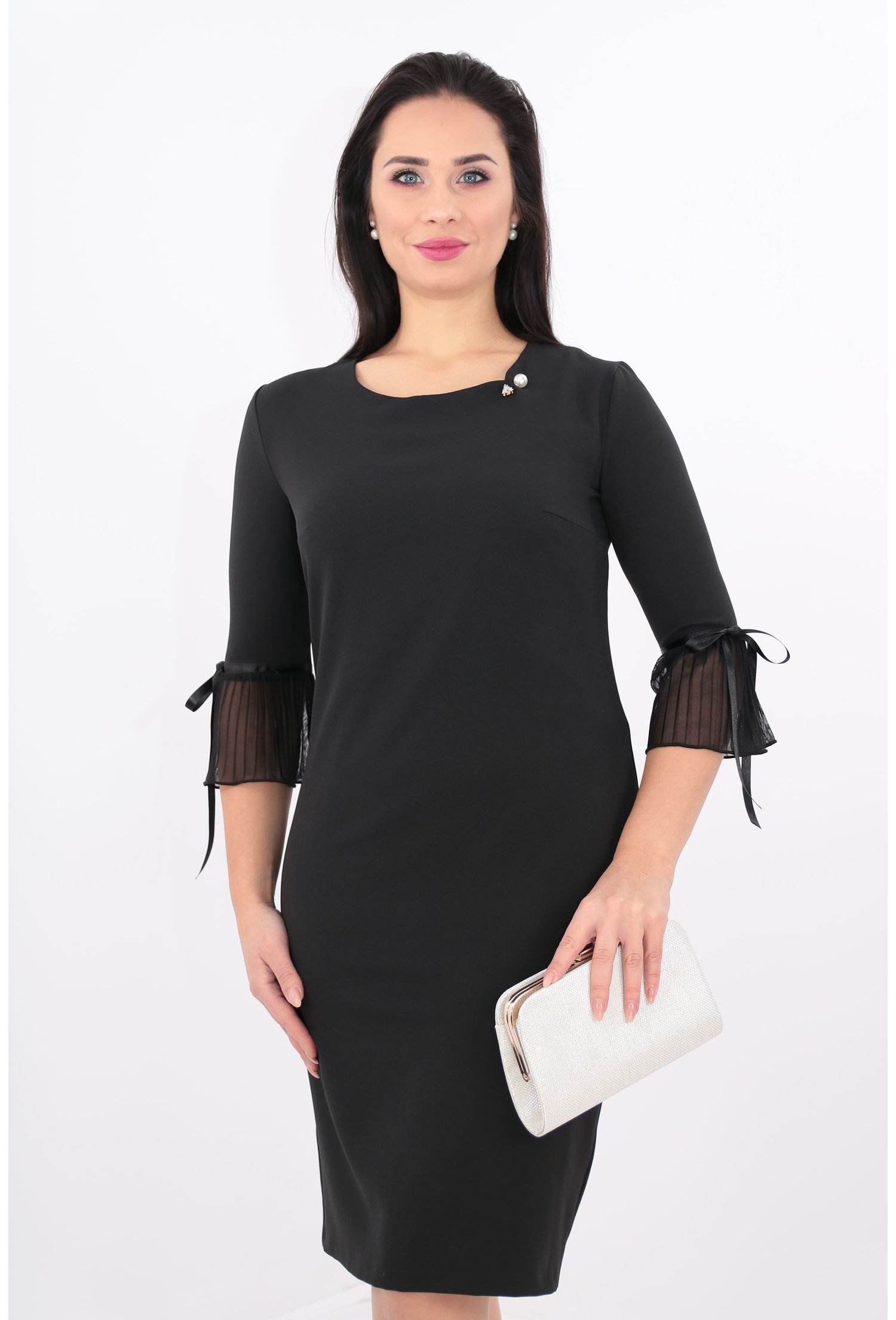 Rochie neagra cu brosa tip perla