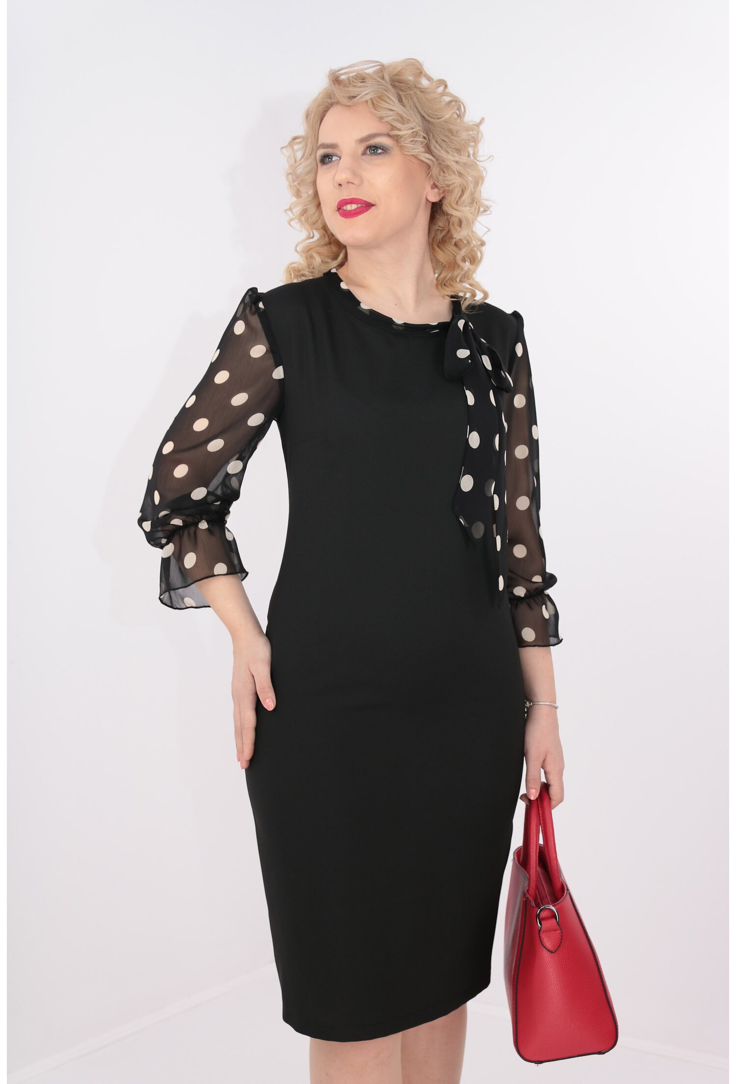 Rochie neagra cu maneci si esarfa din voal negru cu buline