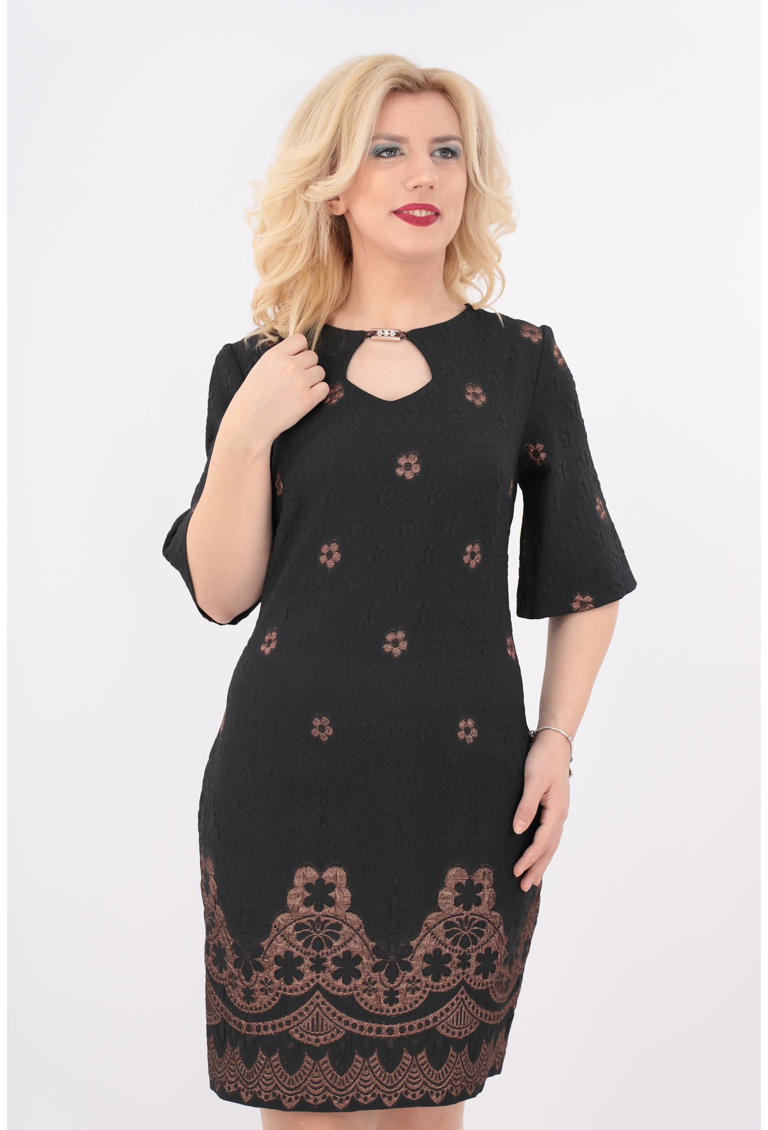 Rochie neagra din brocard cu bordura aurie