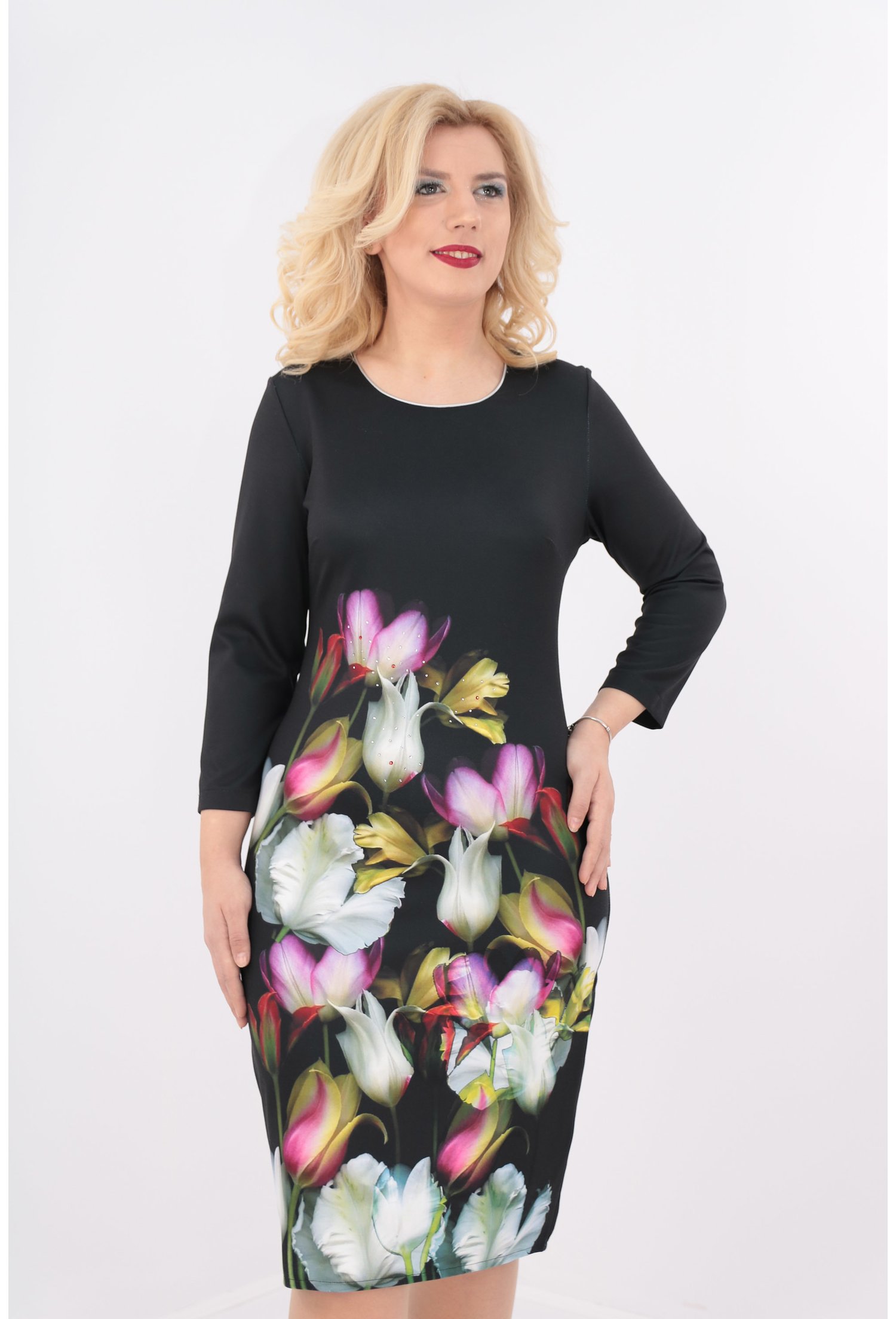 Rochie office dreapta din stofa neagra cu print floral