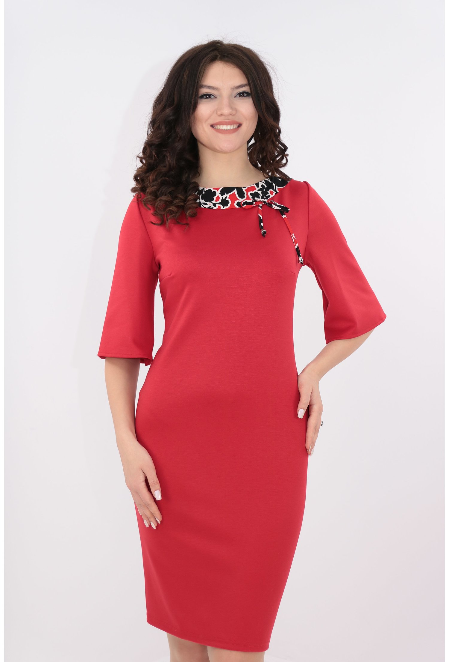 Rochie rosie cu garnitura la decolteu