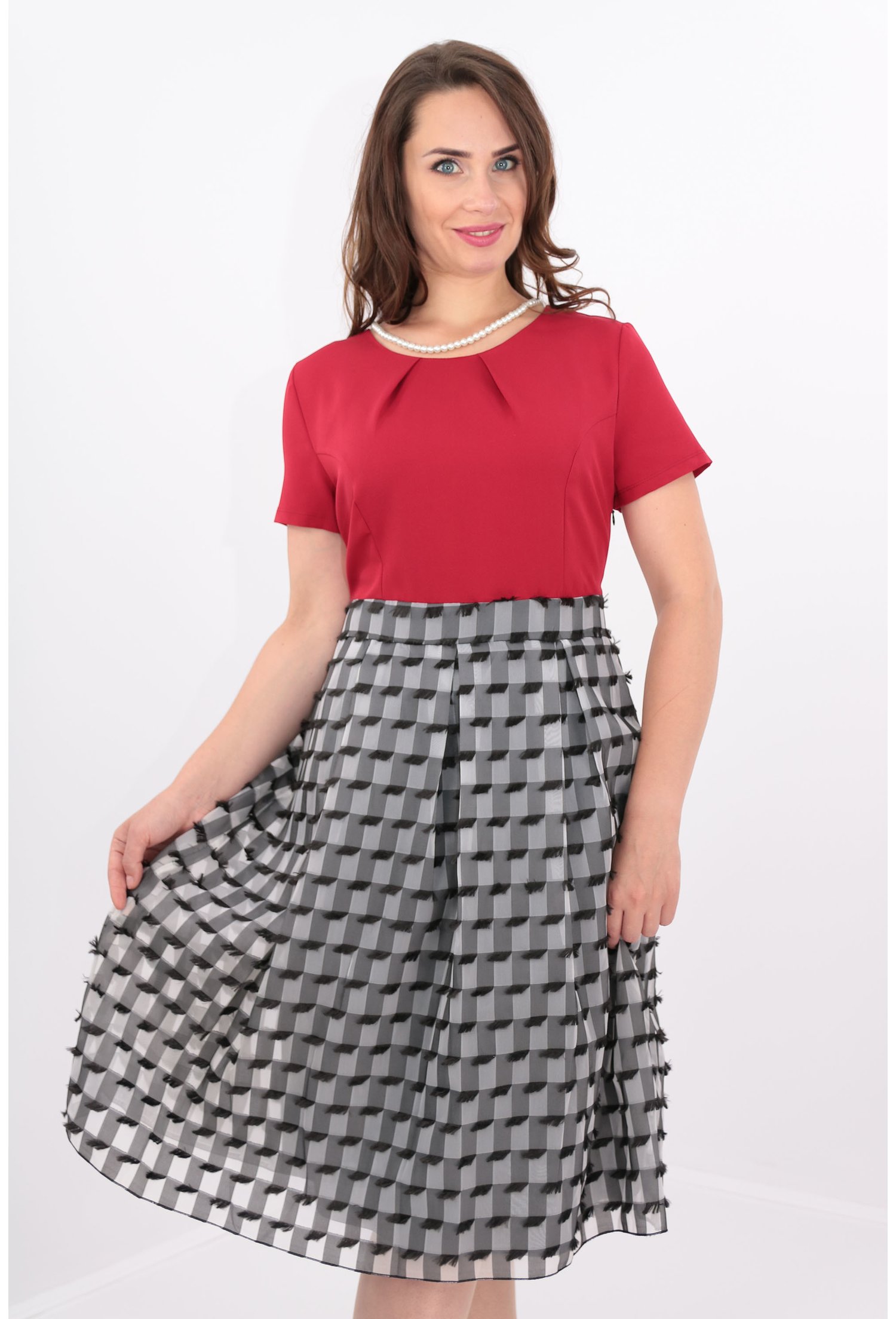 Rochie rosie cu voal alb-negru