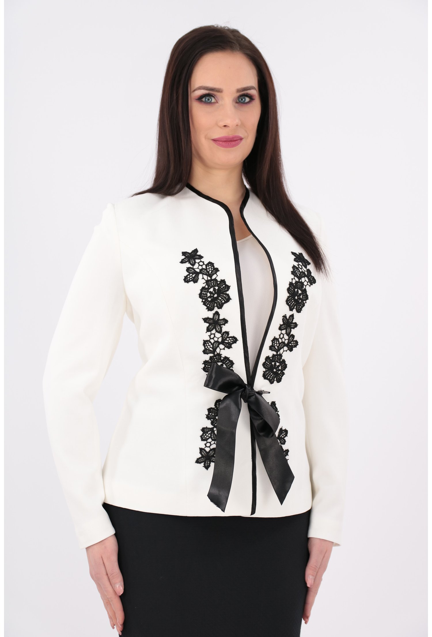 Sacou alb cu broderie neagra handmade