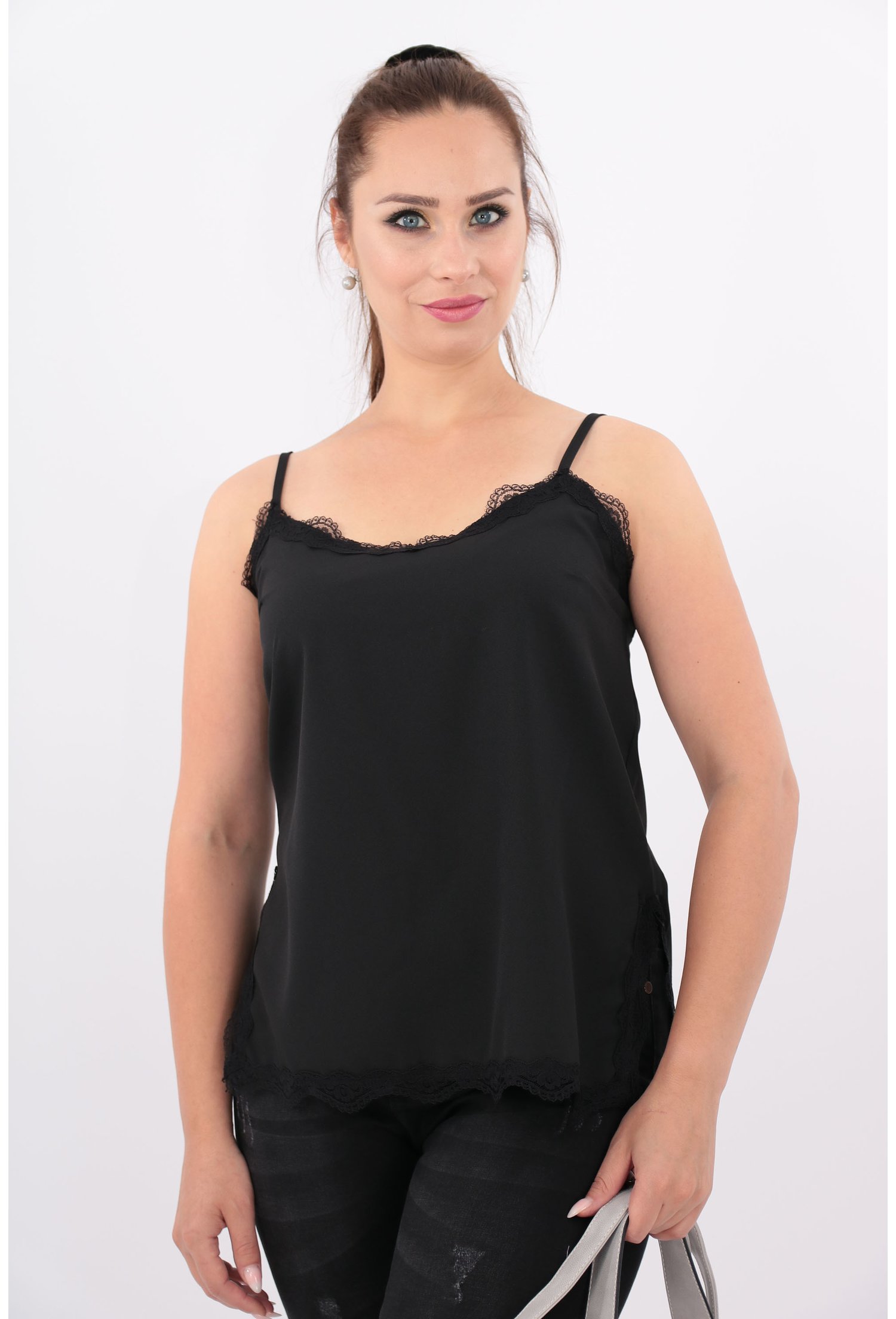 Top negru cu bretele si dantela
